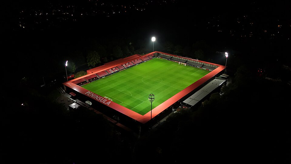 Vista aérea del estadio de Platense iluminado