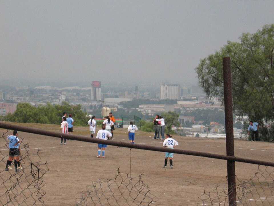 Vista aérea de un saque de esquina en fútbol profesional