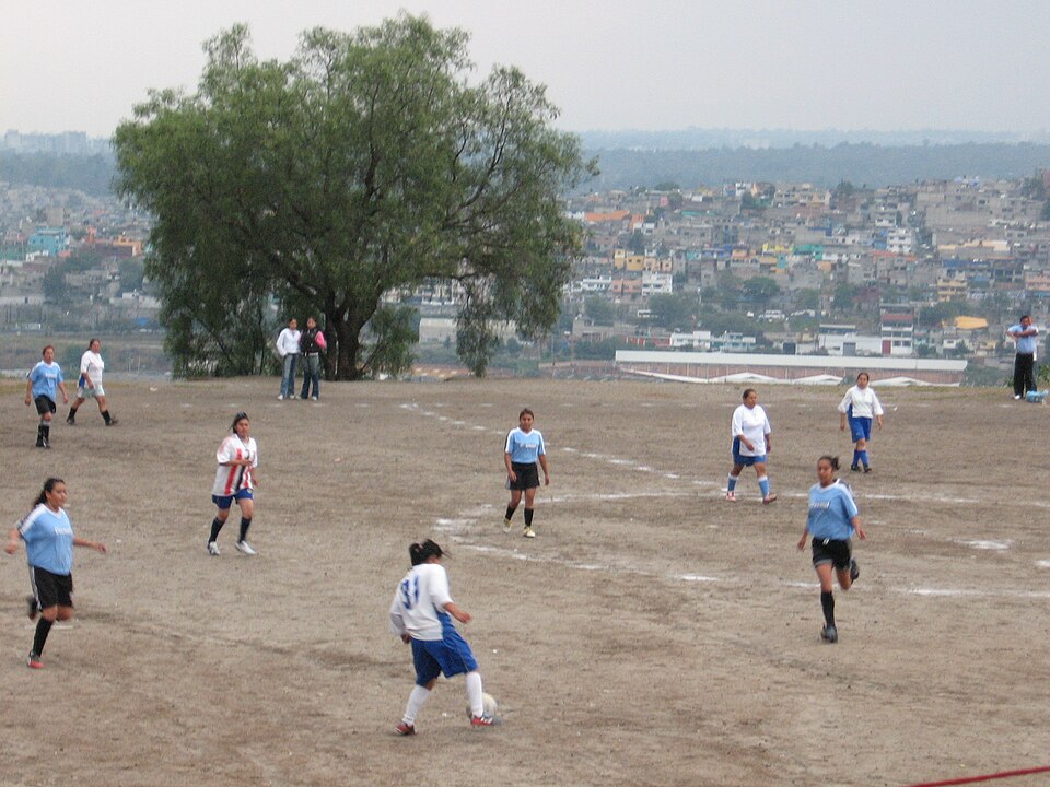 Pizarra táctica con jugadas por banda