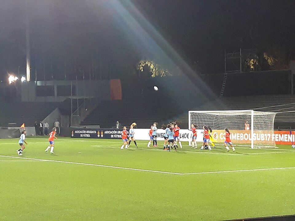 Vista aérea de un partido de fútbol con ambos equipos replegados