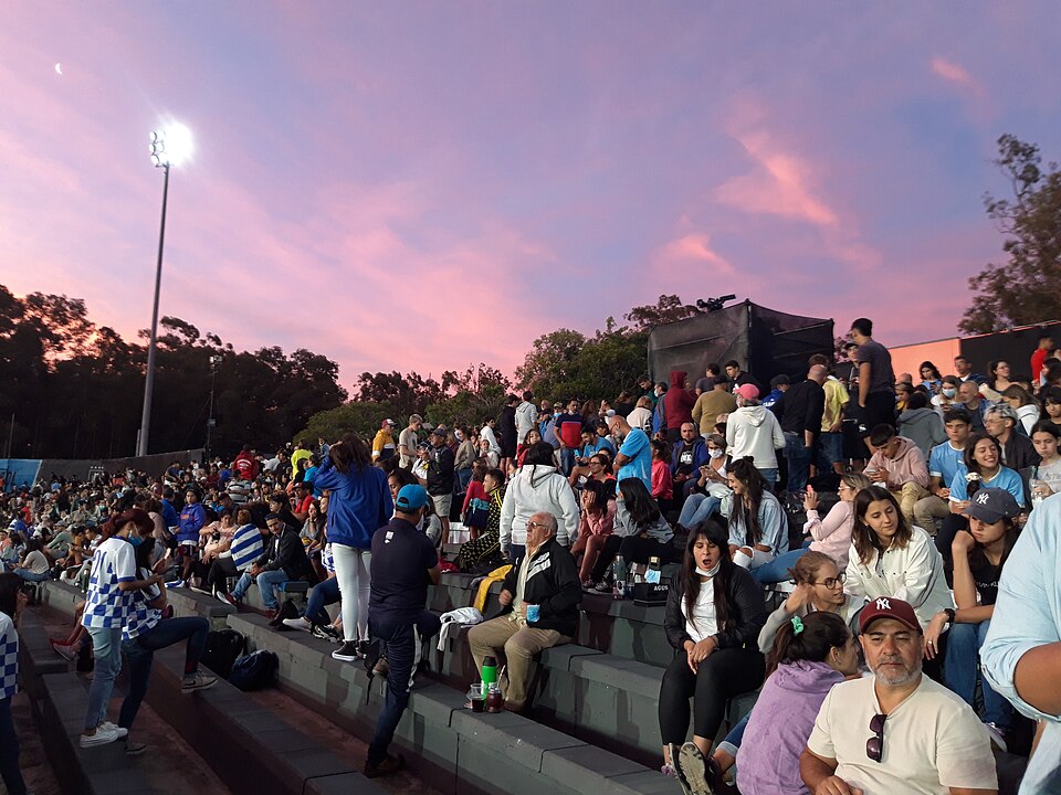 Hinchas viendo un clásico en un bar deportivo