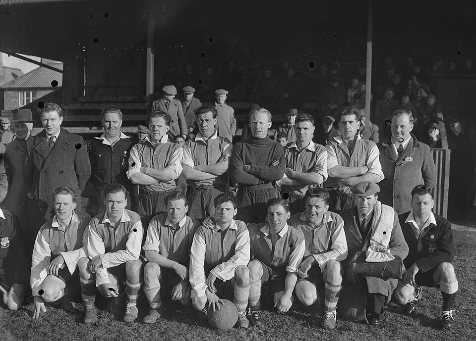 Hinchas peruanos siguiendo partidos en una pantalla gigante