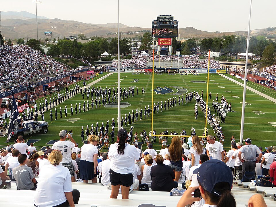 Tribunas llenas en un estadio europeo durante un partido nocturno