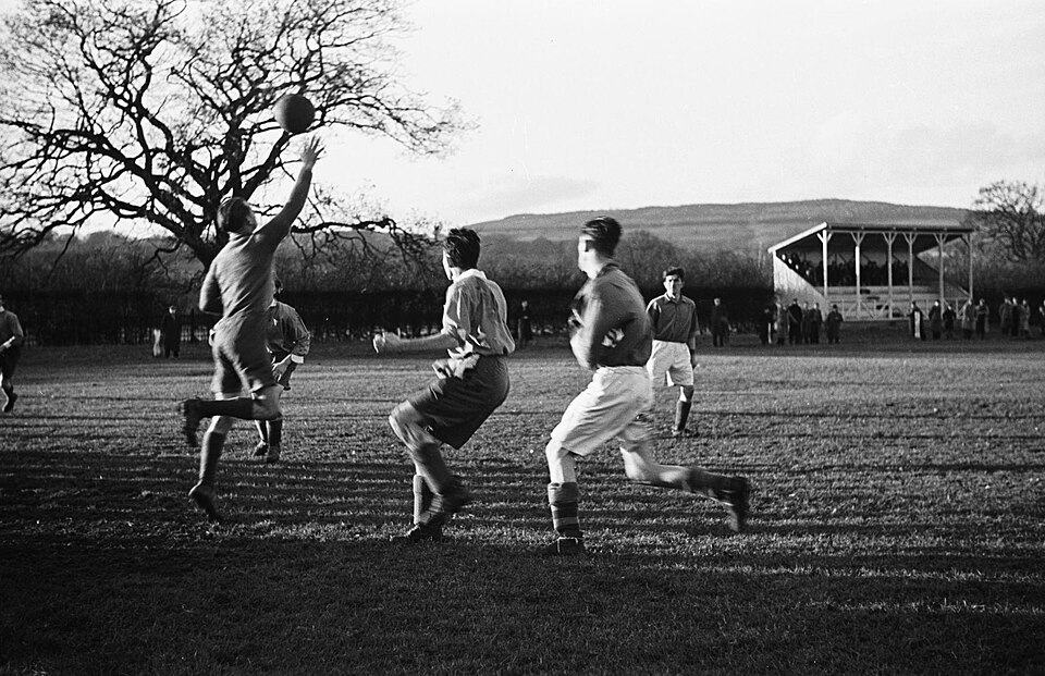 Aficionados viendo un partido de fútbol en un bar deportivo