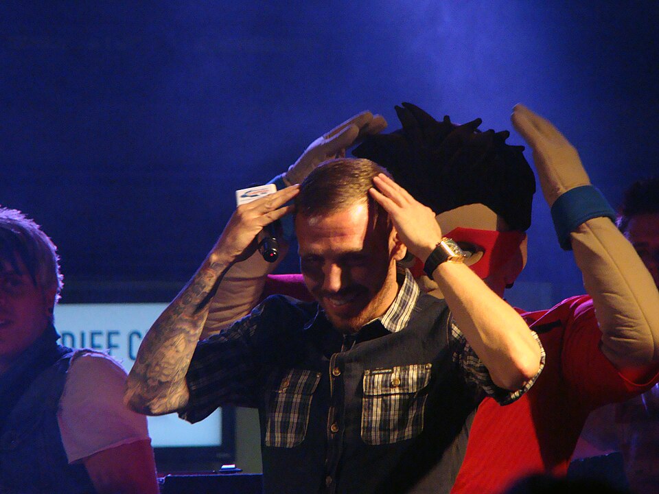 Estadio europeo con nieve alrededor durante un partido nocturno