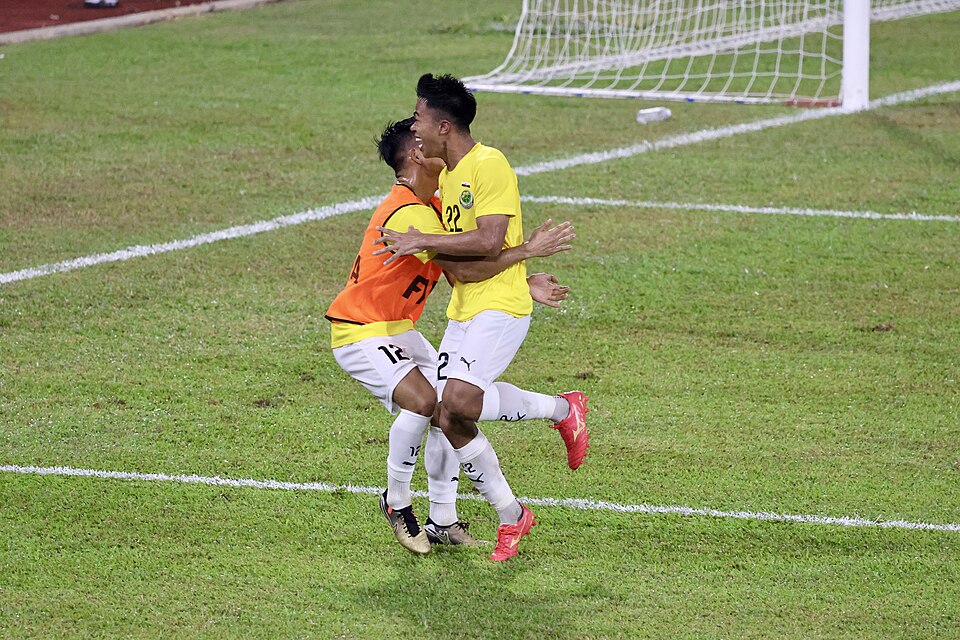 Pizarra táctica con esquema de presión y transiciones en fútbol