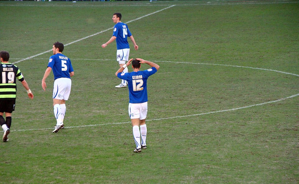 Hinchas viendo partidos y cuotas en un bar deportivo