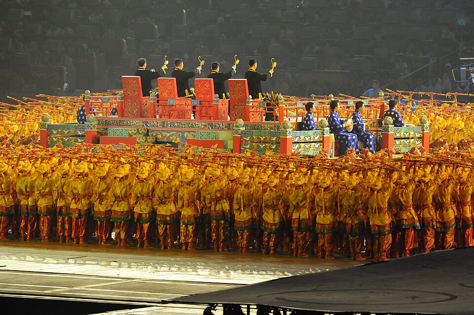 Panorámica de una arena de baloncesto iluminada durante un partido nocturno