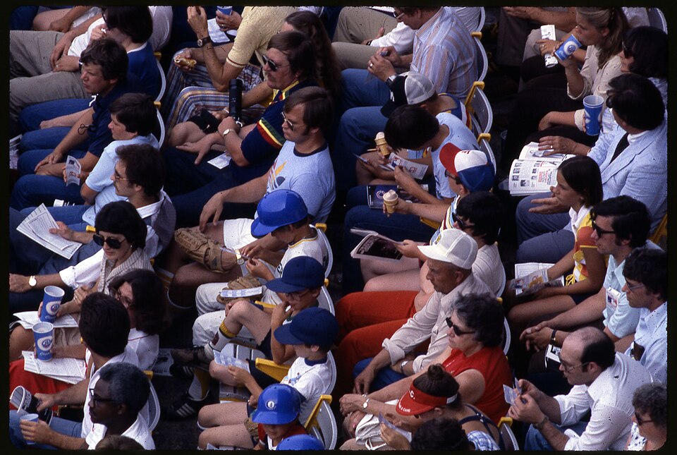 Afición alentando en tribuna durante competencia deportiva