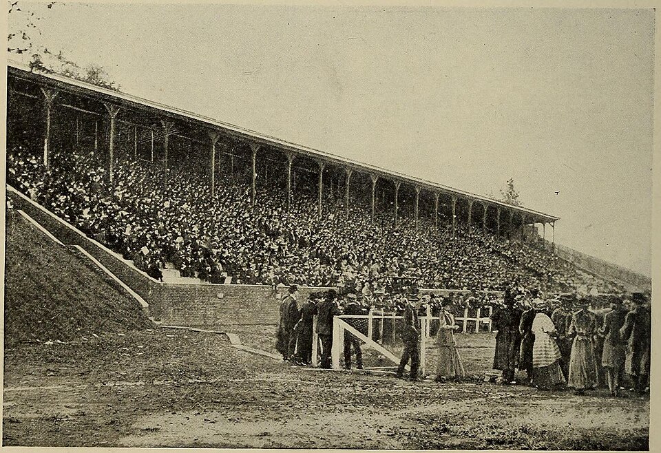 Aficionados viendo partidos en una pantalla gigante en un bar