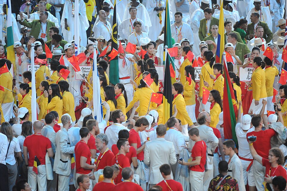 Afición en un arena de baloncesto durante un partido nocturno