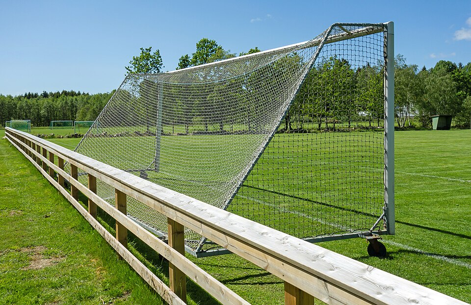 Aficionados siguiendo un partido en un bar deportivo
