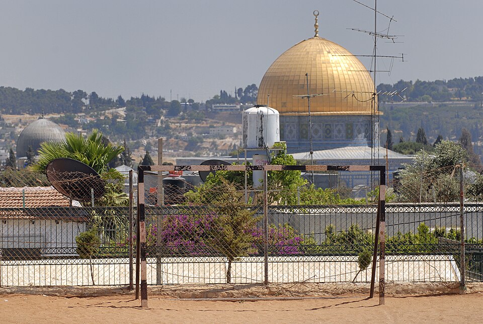 Aficionados viendo un partido y reaccionando a una jugada de gol