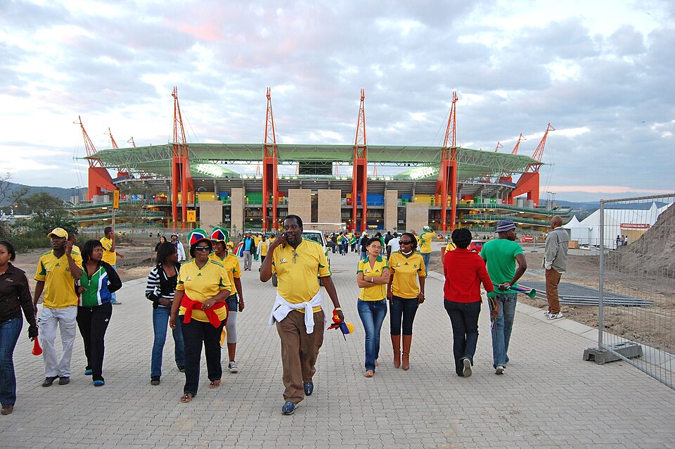 Hinchas viendo un partido en un bar deportivo durante la noche