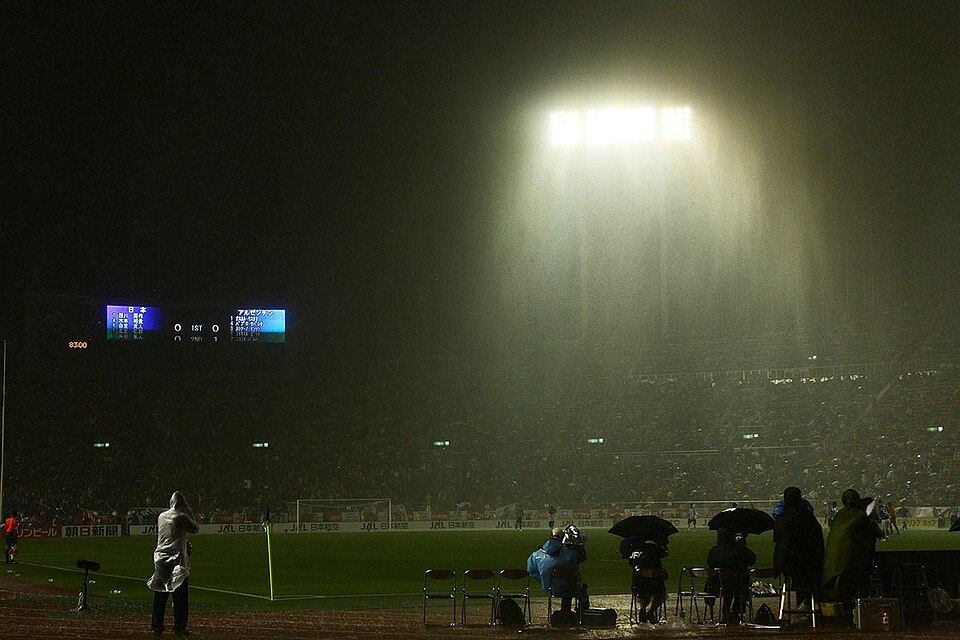 Estadio iluminado antes de un partido de fútbol argentino