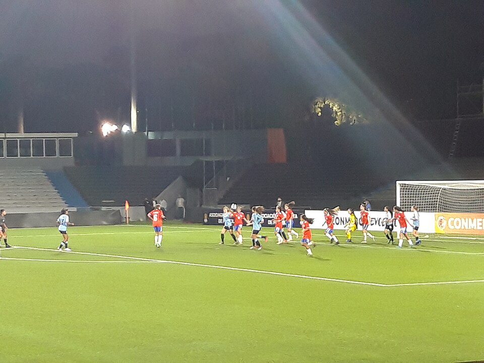 Escena de partido nocturno en la Serie A brasileña