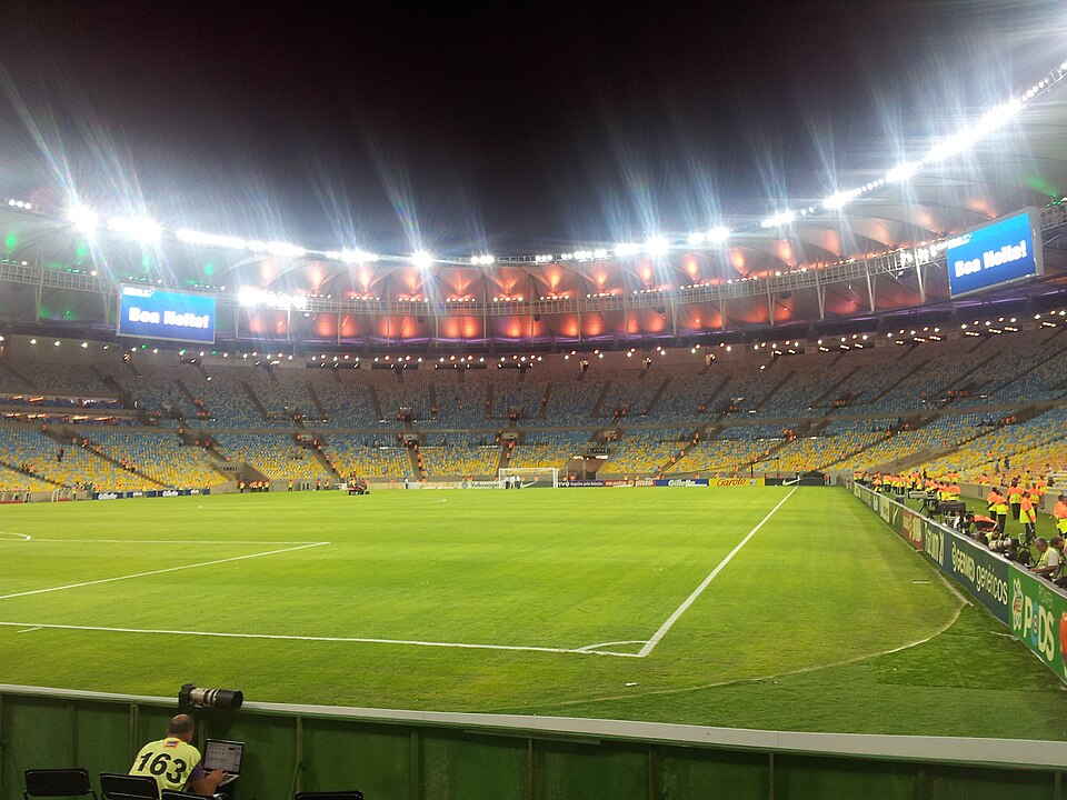 Vista aérea del estadio Maracanã en un partido nocturno