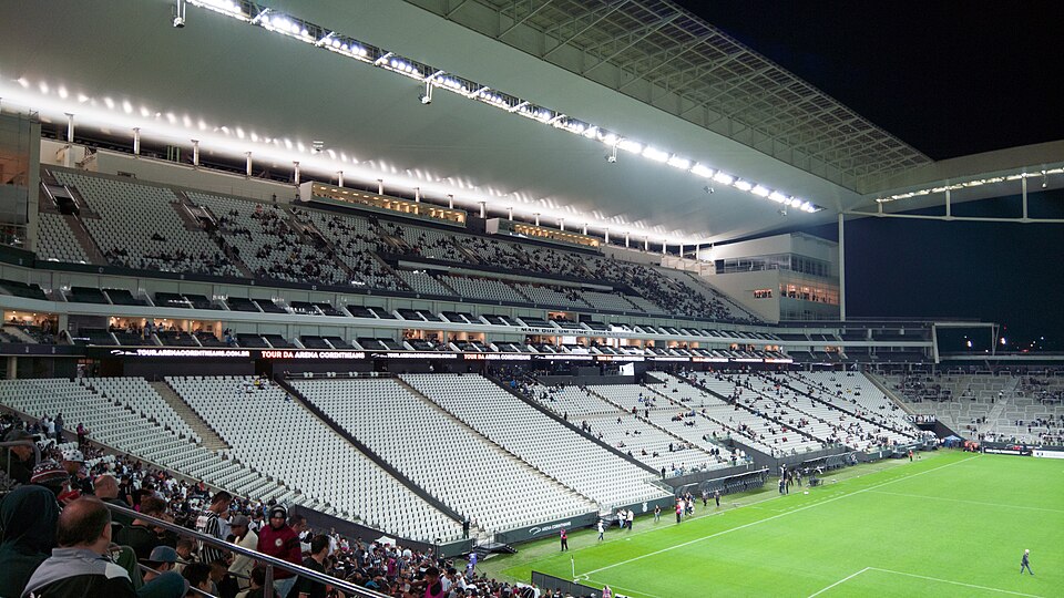 Interior del estadio de Corinthians con iluminación nocturna