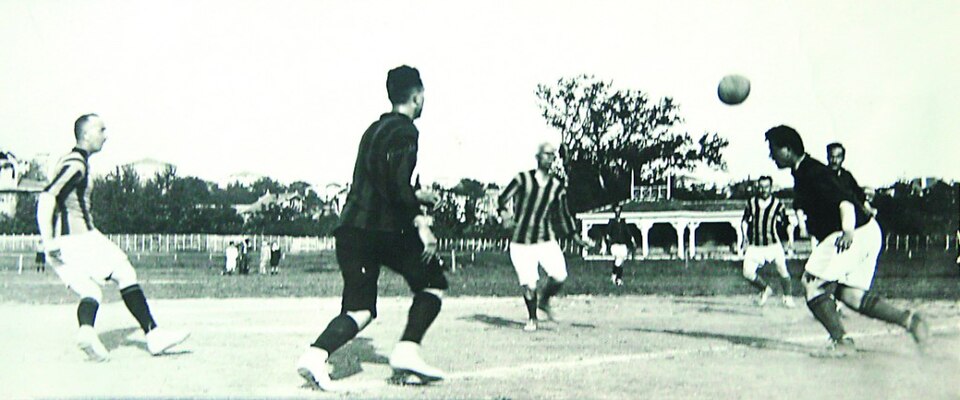 Barrera defensiva en un tiro libre, imagen de un partido de fútbol