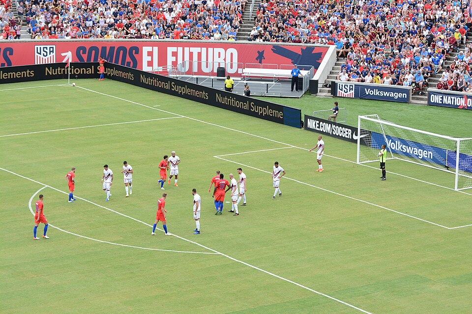 Saque de esquina en un partido de fútbol profesional
